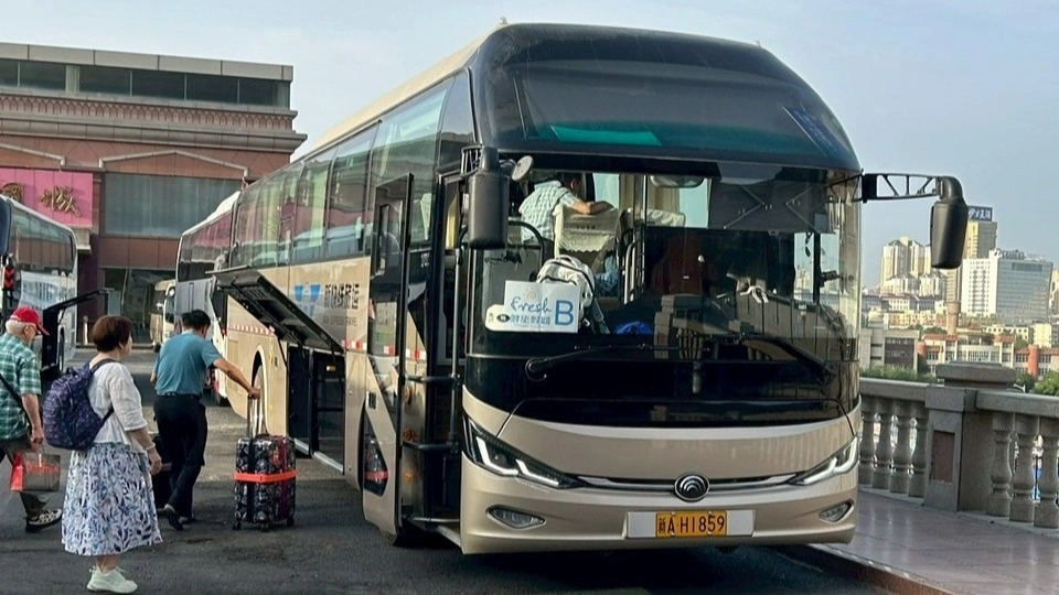 當地最新型大型遊覽車